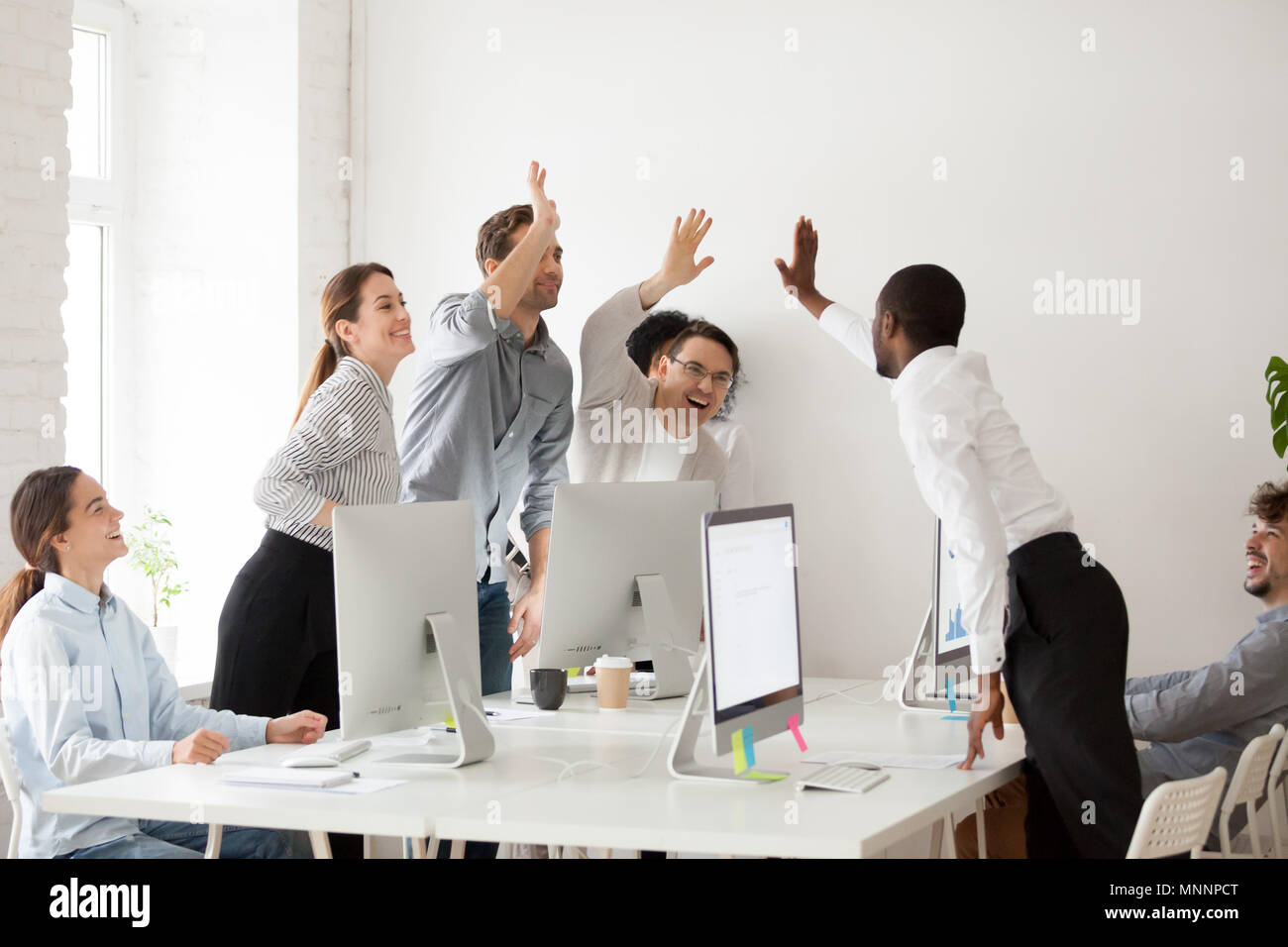 Glücklich, multi-ethnischen Team hohe fünf feiern gemeinsam Co geben Stockfoto