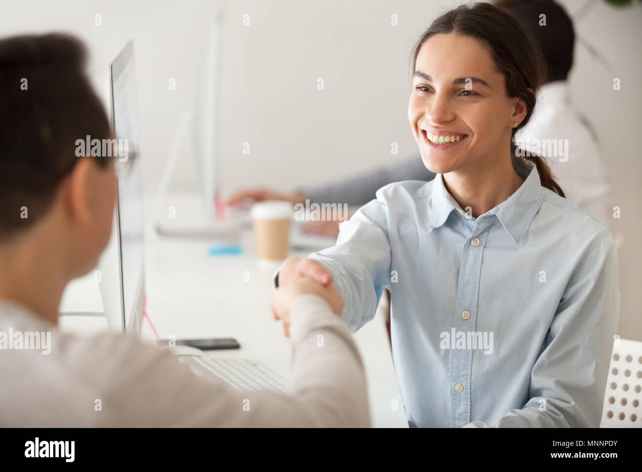Glücklich angestellt, Praktikant oder gefördert Mitarbeiterin Lächeln handshakin Stockfoto