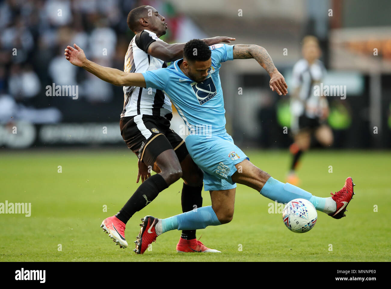 Notts County Jonathan Forte und von Coventry Jordanien Willis Kampf um den Ball in den Himmel Wette Liga zwei Entscheidungsspiel am Meadow Lane, Nottingham. Stockfoto