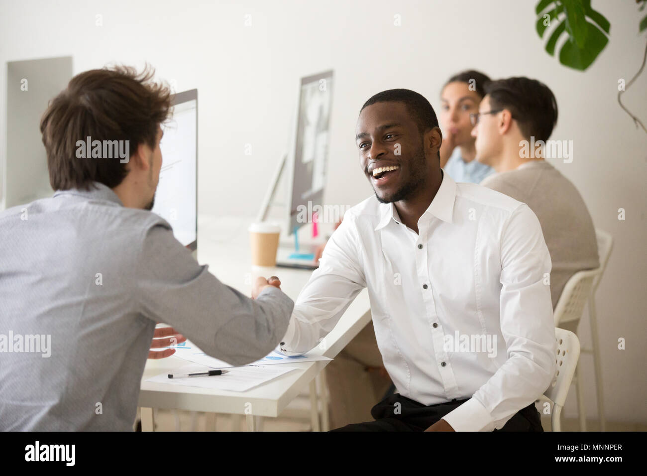 Freundlich afrikanischen Manager handshaking Kunden oder colleag Aufgeregt Stockfoto