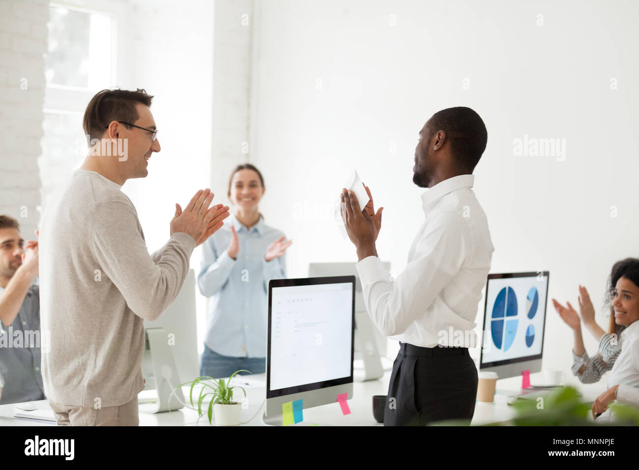 Die afrikanischen Mitarbeiter Empfang Umschlag mit Bonus vom Boss, Team a Stockfoto