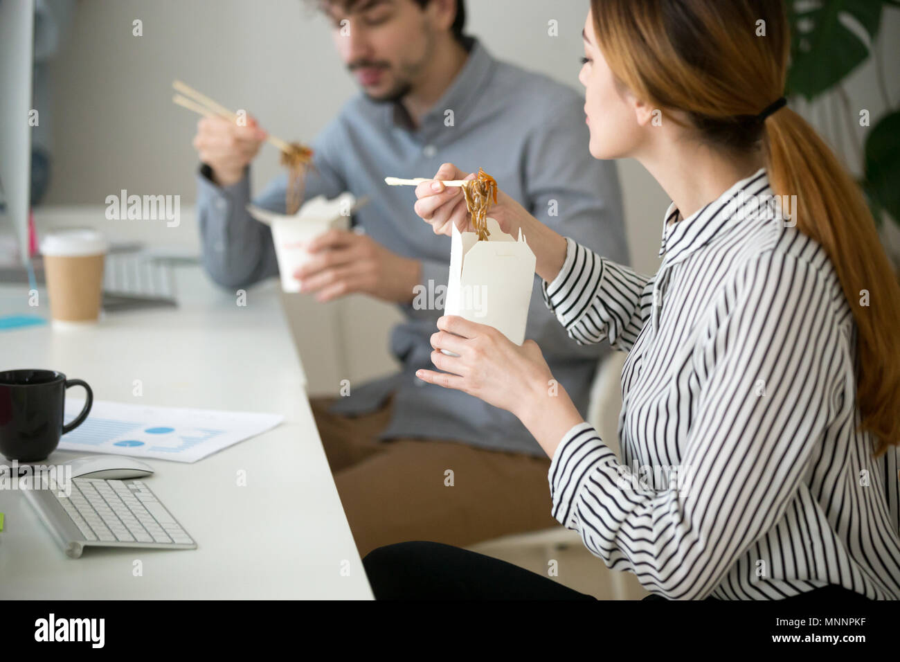 Büro Menschen Essen chinesisch Essen in Noodle Box beim Mittagessen Stockfoto