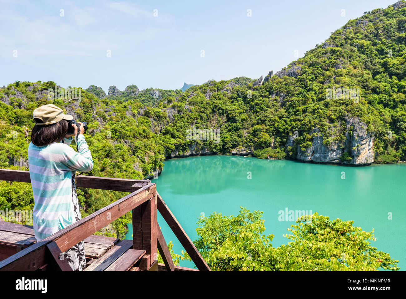 Frau touristische auf Koh Mae Ko Insel Sicht mit der Kamera aufgenommene Fotos in schöner Natur Landschaft von Thale Nai oder Blue Lagoon (Emerald Lake) in Me K Stockfoto