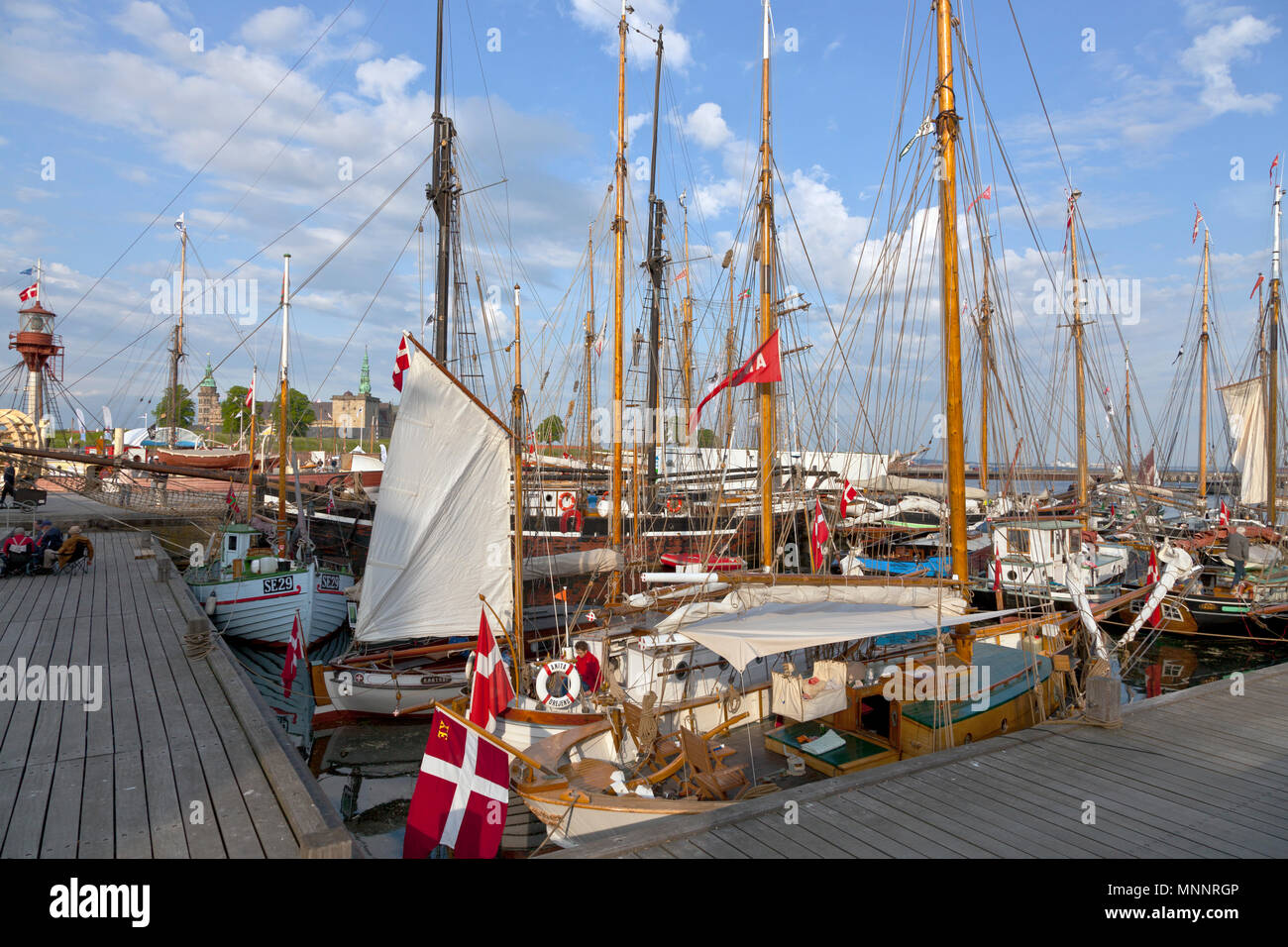 Historische Tage von mehr als 100 Holz- Schiffe in Helsingör Kultur Hafen an Pfingsten oder Pfingsten in Helsingør, Elsinore, Dänemark. Schloss Kronborg. Stockfoto