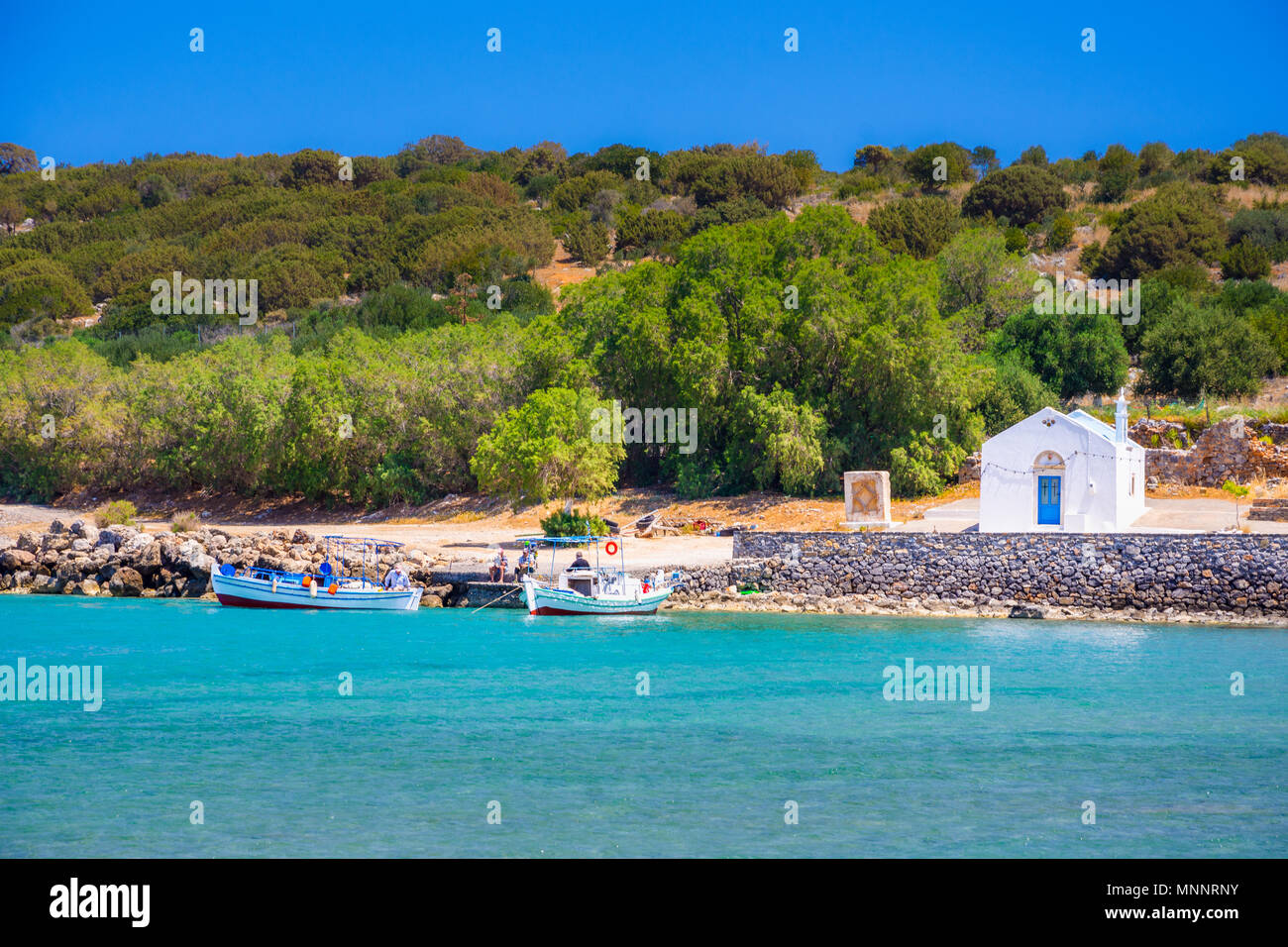 Tropischen Strand mit Tamarisken und türkisblauem Wasser in Istron, Kreta, Griechenland Stockfoto