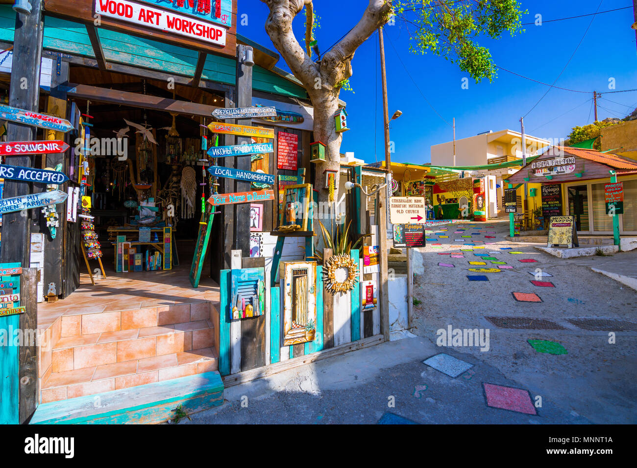 Bunte Straße im Dorf Matala, Kreta, Griechenland Stockfoto