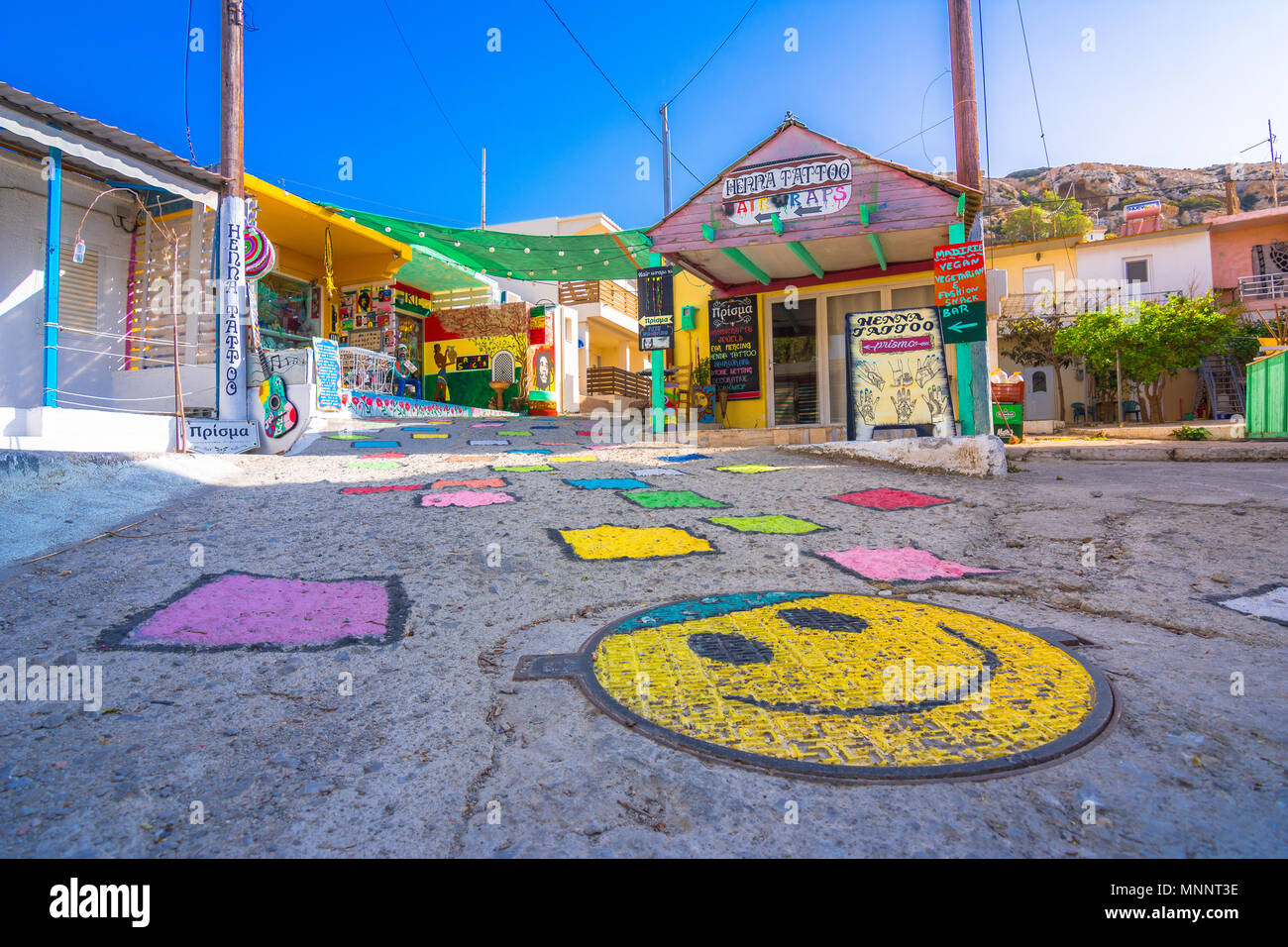 Bunte Straße im Dorf Matala, Kreta, Griechenland Stockfoto