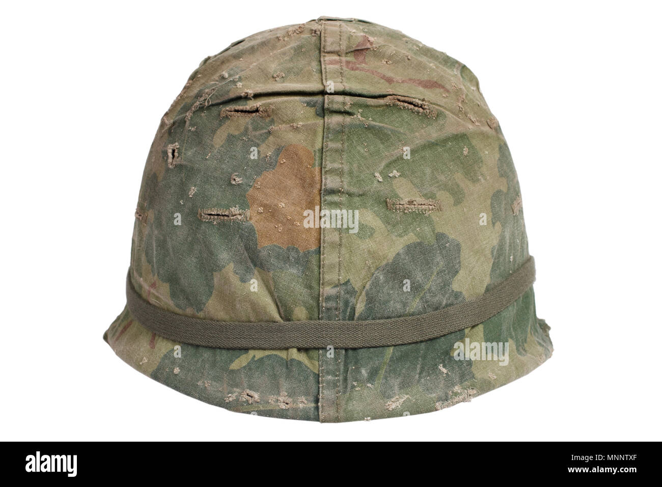 US Army M1 Helm mit Camouflage cover Vietnam Krieg isoliert Stockfotografie  - Alamy