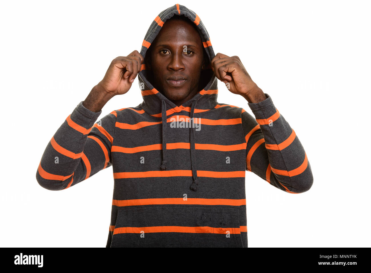 Jungen schwarzen afrikanischen Mann halten und tragen Hoodie Stockfoto