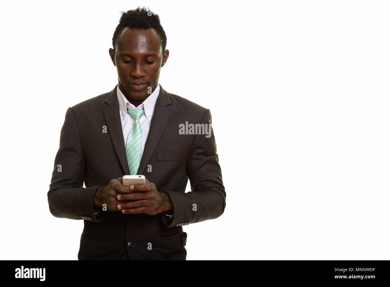 Jungen schwarzen afrikanischen Geschäftsmann mit Mobiltelefon Stockfoto