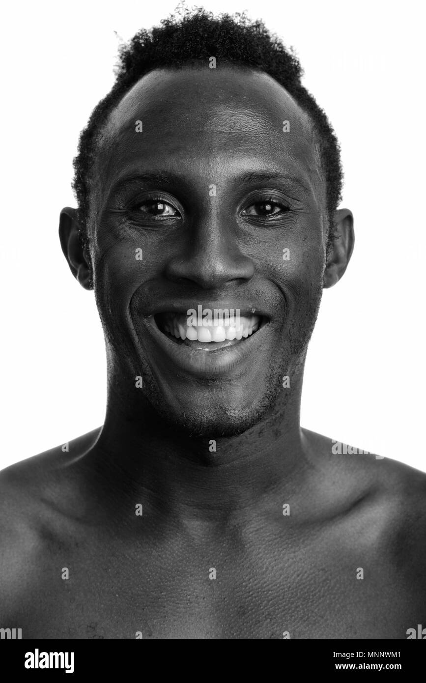 Gesicht der jungen afrikanischen Mann glücklich lächelnd in Schwarz und Weiß Stockfoto