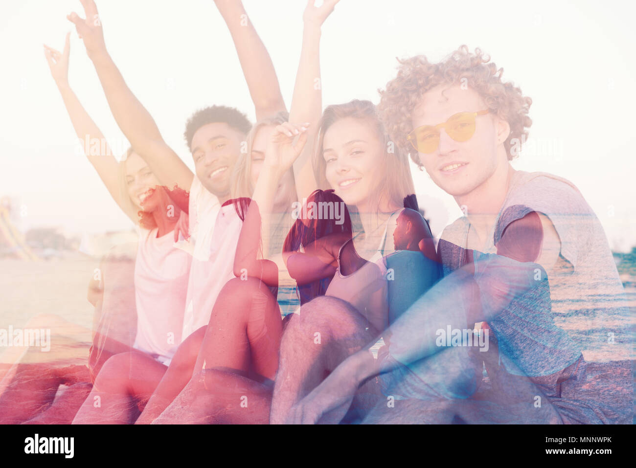Gruppe von Happy Freunden Spaß an der Ocean Beach. Double Exposure Stockfoto