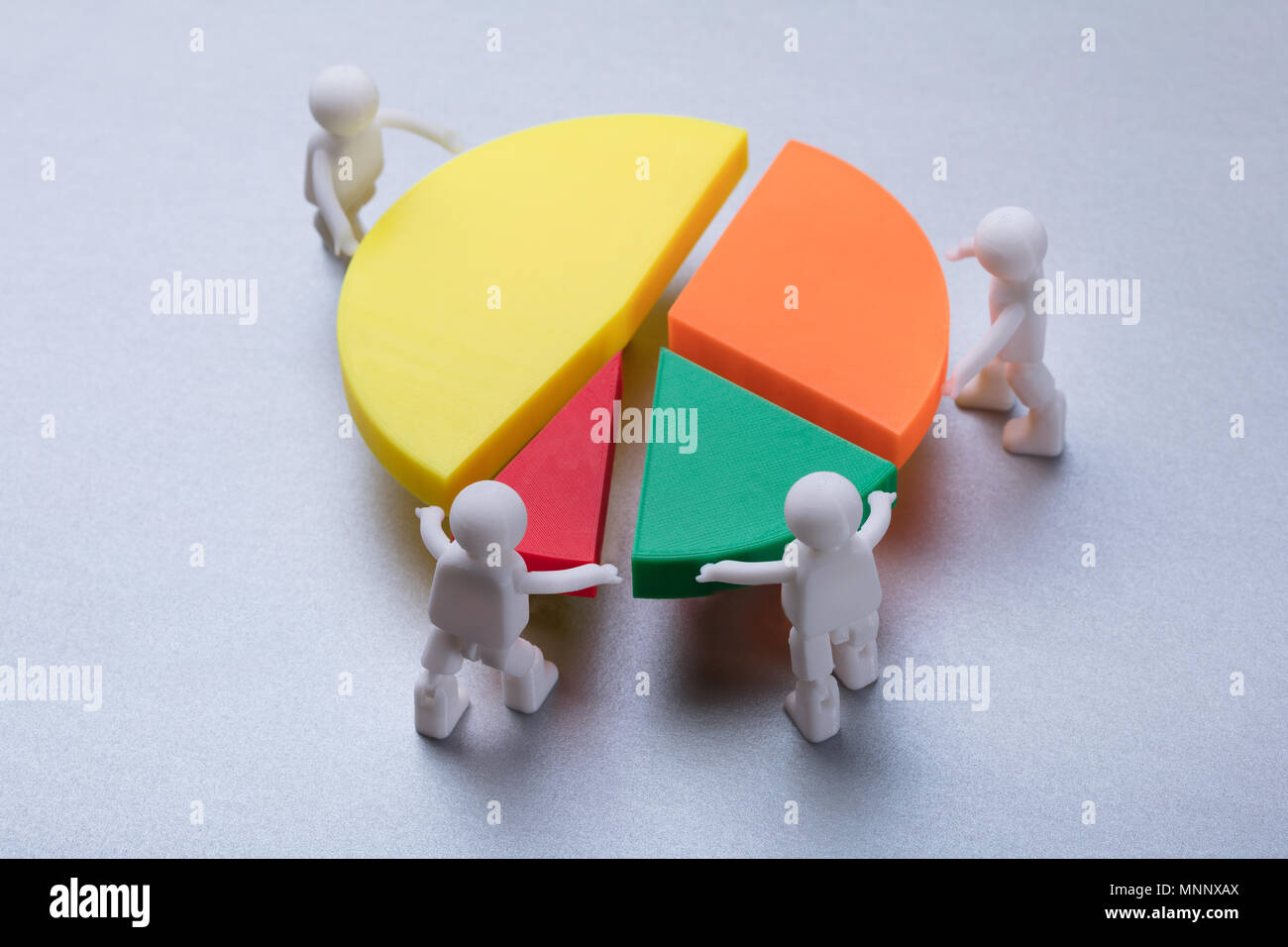 Erhöhte Ansicht von der menschlichen Figuren Verbindungsstücke von bunten Kreisdiagramm auf grauem Hintergrund Stockfoto