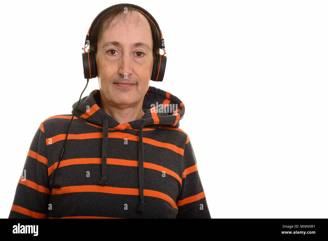 Studio geschossen von reifer Mann Hören von Musik Stockfoto