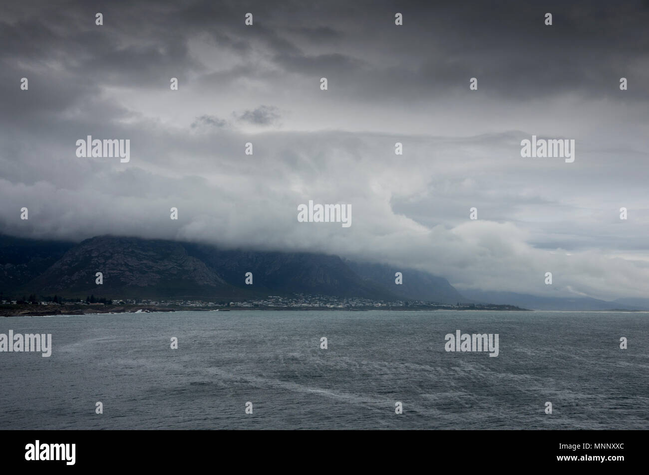 Gewitterwolken über die Berge bis Walker Bay, Hermanus, Südafrika Stockfoto