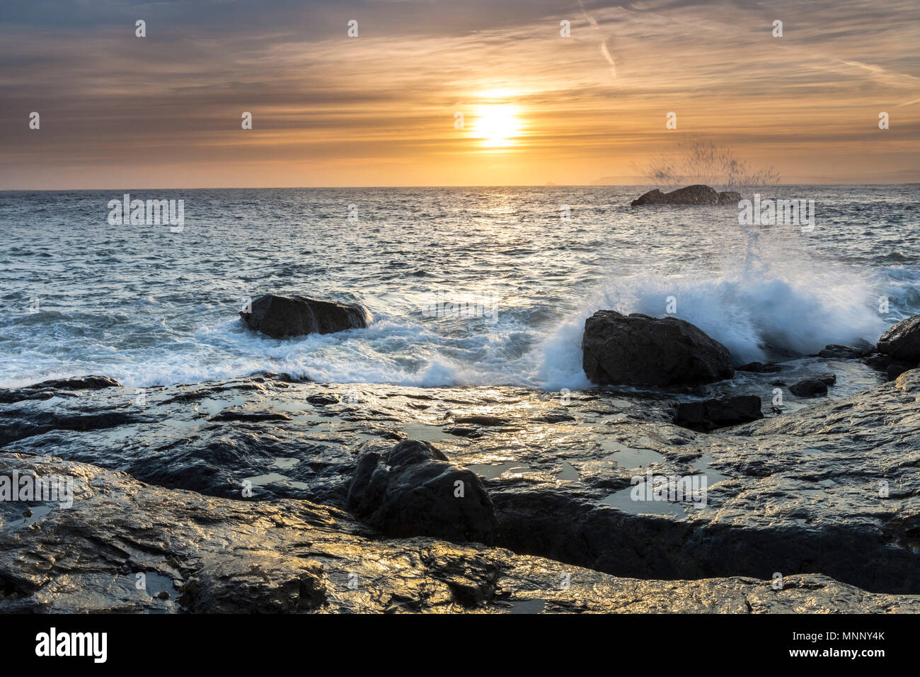 Sonnenaufgang über St Ives Bay, South West Coastal Path, St Ives, Cornwall, UK. Stockfoto