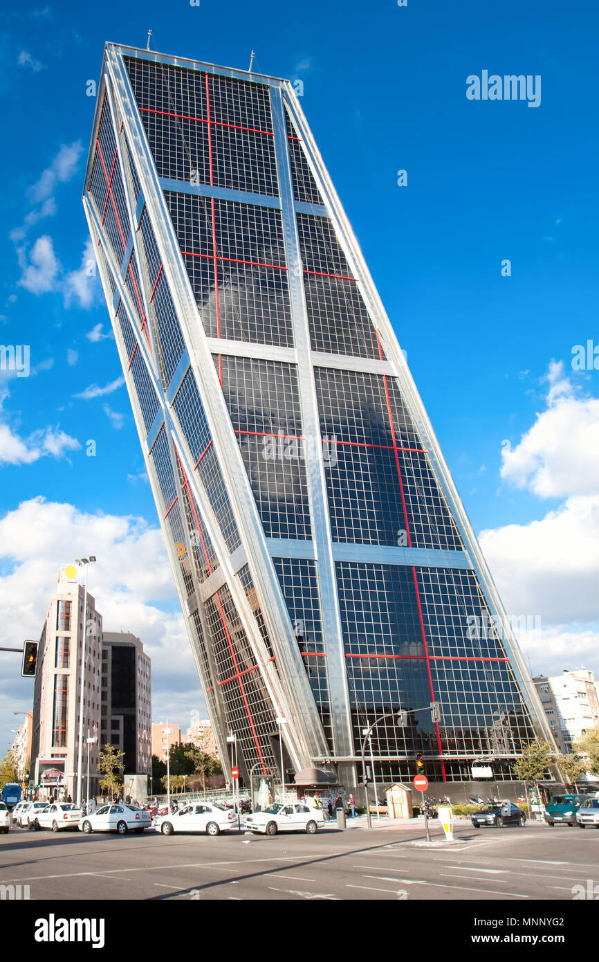 Puerta de Europa Türmen, errichtet 1996, sind die ersten schrägen Wolkenkratzer der Welt. Madrid, Spanien Stockfoto