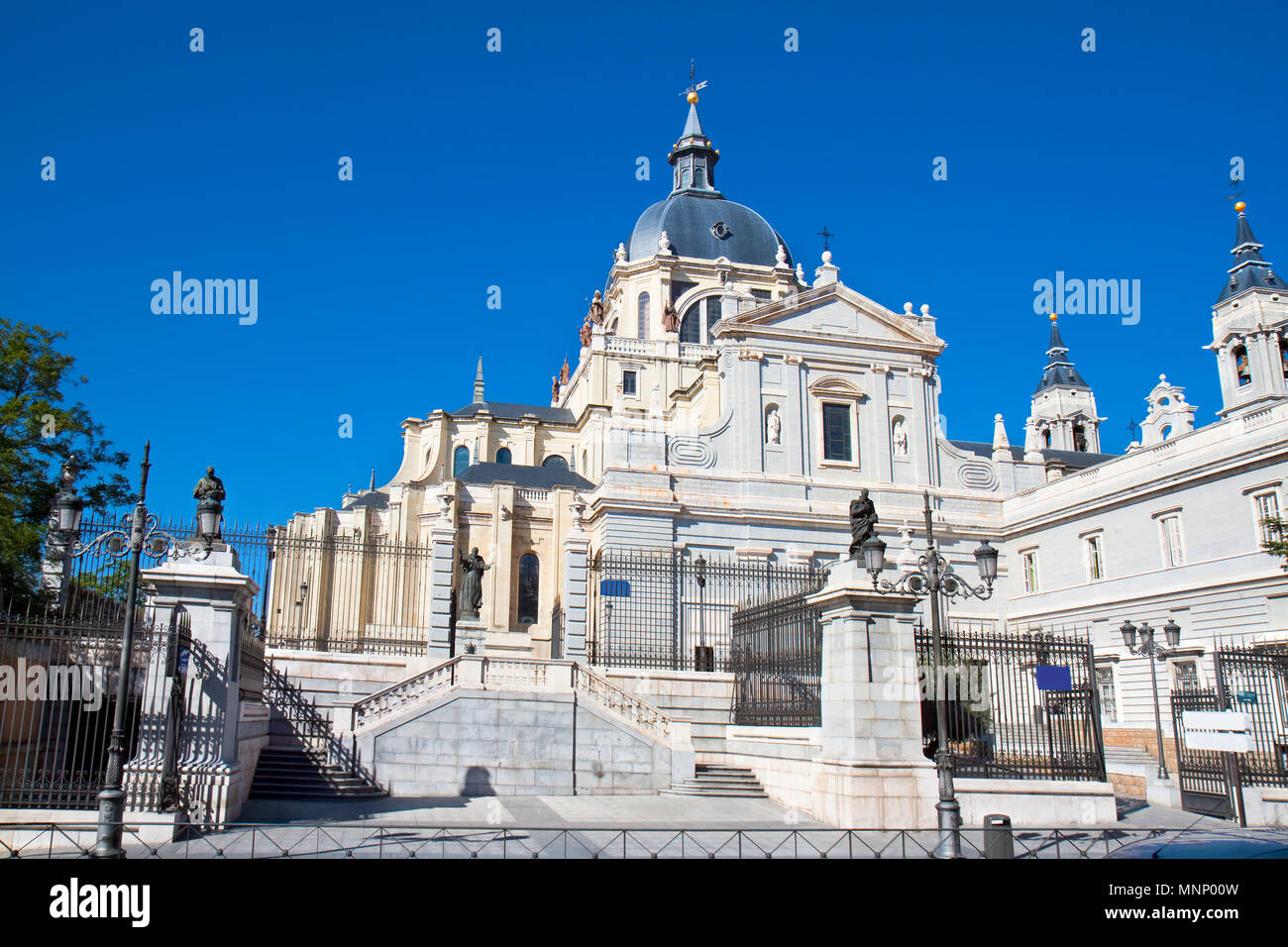 Schöne religiöse Architektur - die Kathedrale La Almudena, Madrid, Spanien Stockfoto