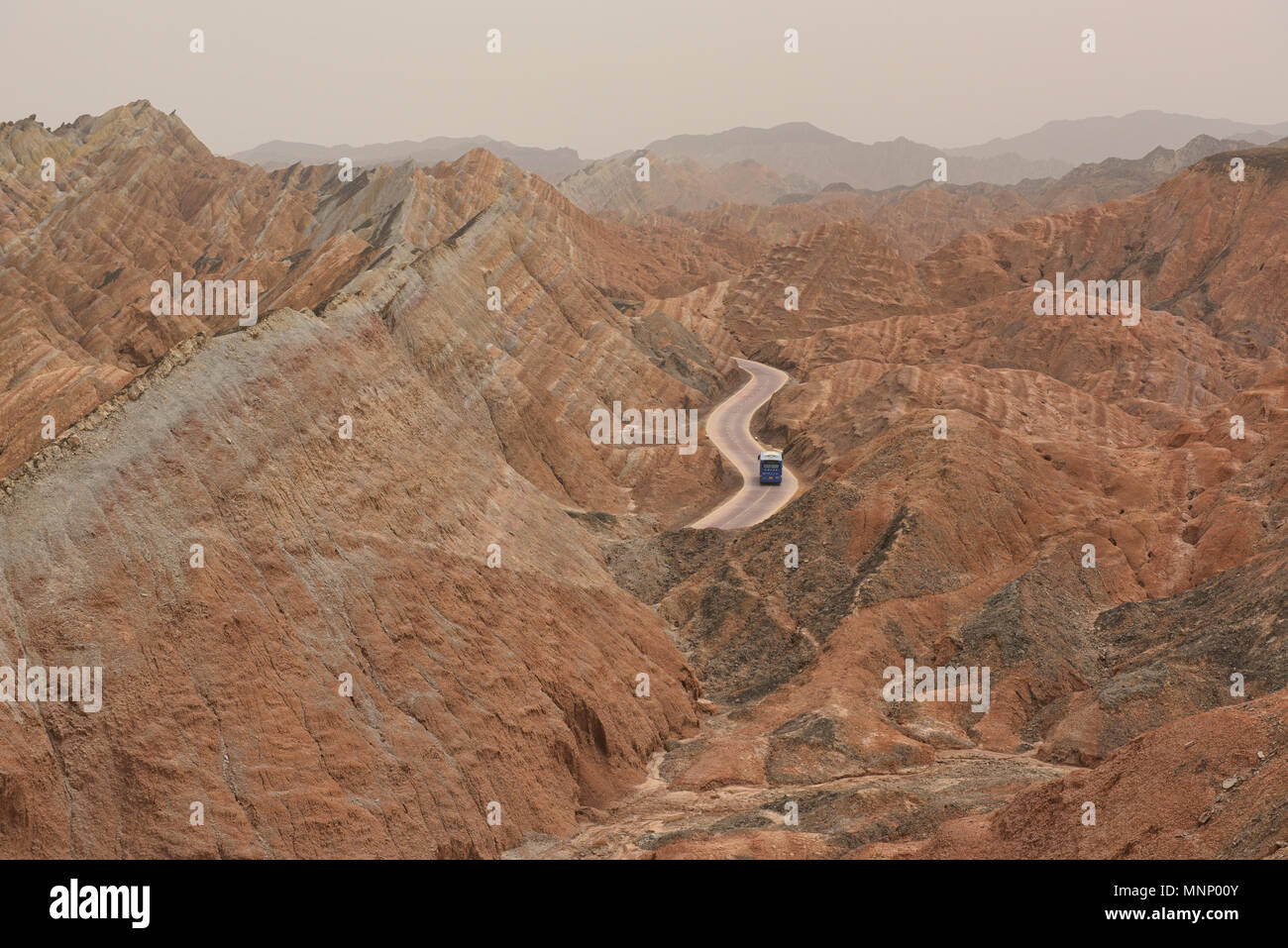 Tour Bus durch die malerische Zhangye Danxia Relief geologischen Park, Gansu, China fahren Stockfoto
