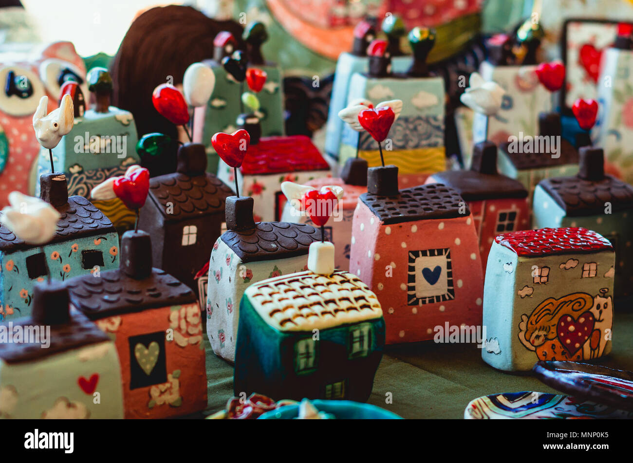 Schöne und bunte dekorative Herzen Häuser des Glücks Stockfoto