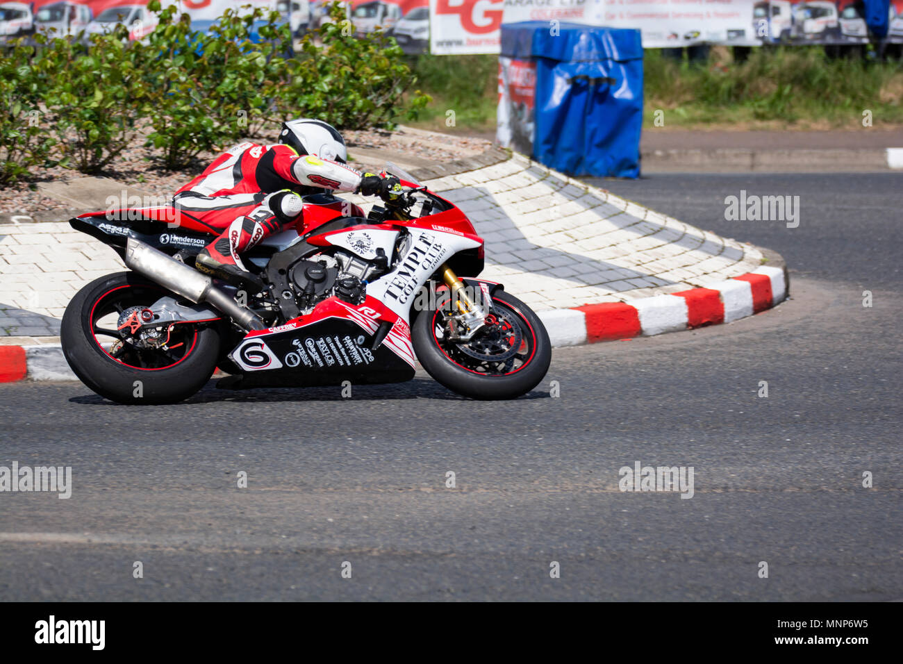 Mill Road Roundabout, Portstewart Nordirland. 17. Mai 2018. NW 200. William Dunlop setzt den Tempel Racing Yamaha auf Herz und Nieren Credit: Brian Wilkinson/Alamy leben Nachrichten Stockfoto