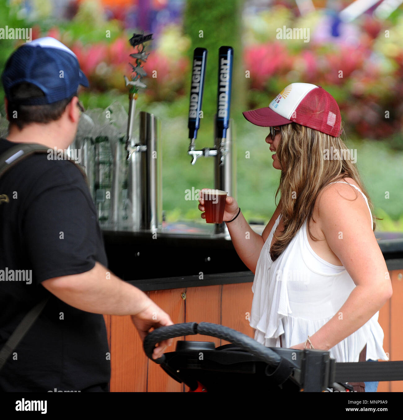 Orlando, Florida, USA. 18 Mai, 2018. Eine Frau hält ein kostenloses Bier in SeaWorld Orlando in Orlando, Florida, am 18. Mai 2018, dem ersten Tag der Themenpark begann mit kostenlosem Bier zu seinen Gästen für den Sommer. Die Verlosung ist zu zwei kostenlosen 7-Unzen Bier pro Tag begrenzt. Das Bier wird gedreht werden, bis das Angebot endet am 2. September. Seit Jahren, SeaWorld und seine Schwester Park, Busch Gardens Tampa Bay, boten ein kostenloses Bier Proben, wenn Sie von Anheuser-Busch besessen wurden. Credit: Paul Hennessy/Alamy leben Nachrichten Stockfoto