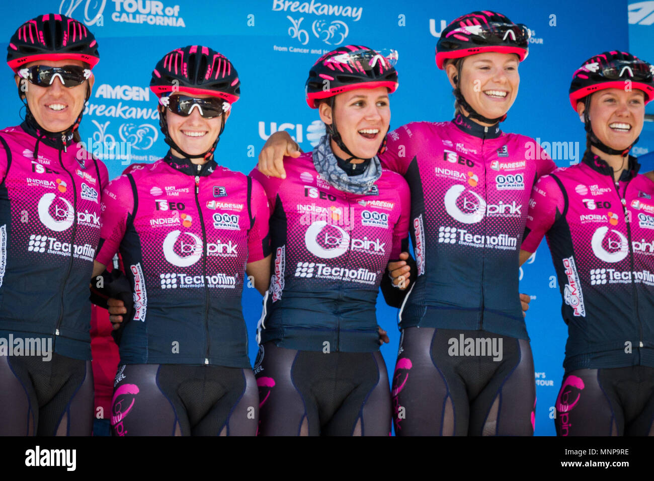 South Lake Tahoe, Kalifornien, USA. 18 Mai, 2018. Freitag, 18. Mai 2018. die Mitglieder von Team BePink (ITA) Lächeln, als sie vor der Phase 2 der Amgen Tour von Kalifornien Frauen Rennen mit SRAM, der beginnt und endet in South Lake Tahoe, Kalifornien, in der Nähe des Heavenly Ski Resort zu bestellen, die befugt sind, eingeführt. Stufe 2 Podium. 1. Katie Hall (USA), UnitedHealthcare Pro Cycling Team (USA) 3h 06' 41''.2. Tayler Wiles (USA), Trek-Drops (GBR) 25''.3. Kasia Niewiadoma (POL), CANYON//SRAM Racing 1'01''. Jersey Gewinner nach Stufe 2:. Amgen Race Leader Trikot Ã Katie Hall (USA), UnitedHealthcare Pro Cycli Stockfoto