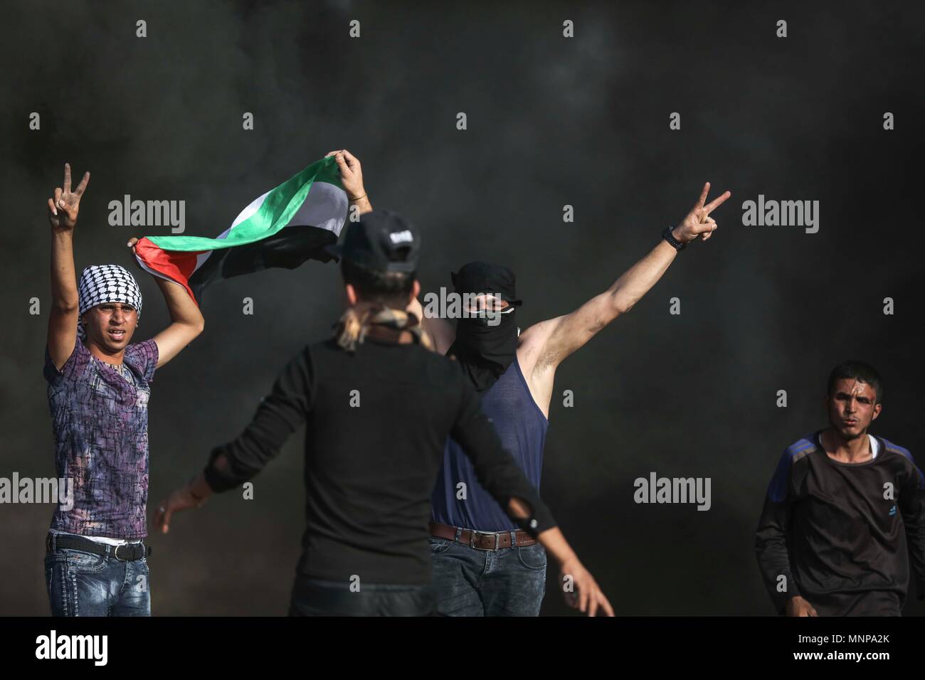 In Gaza. 18 Mai, 2018. Palästinensische Demonstranten Konfrontation mit israelischen Soldaten im Osten Gazastreifen in der Nähe der Grenze mit Israel am 18. Mai 2018. Dutzende palästinensische Demonstranten erschossen und Freitag durch die israelische Armee, Schießereien verletzt und Gas während der Auseinandersetzungen, die Ärzte sagten. Credit: Wissam Nassar/Xinhua/Alamy leben Nachrichten Stockfoto