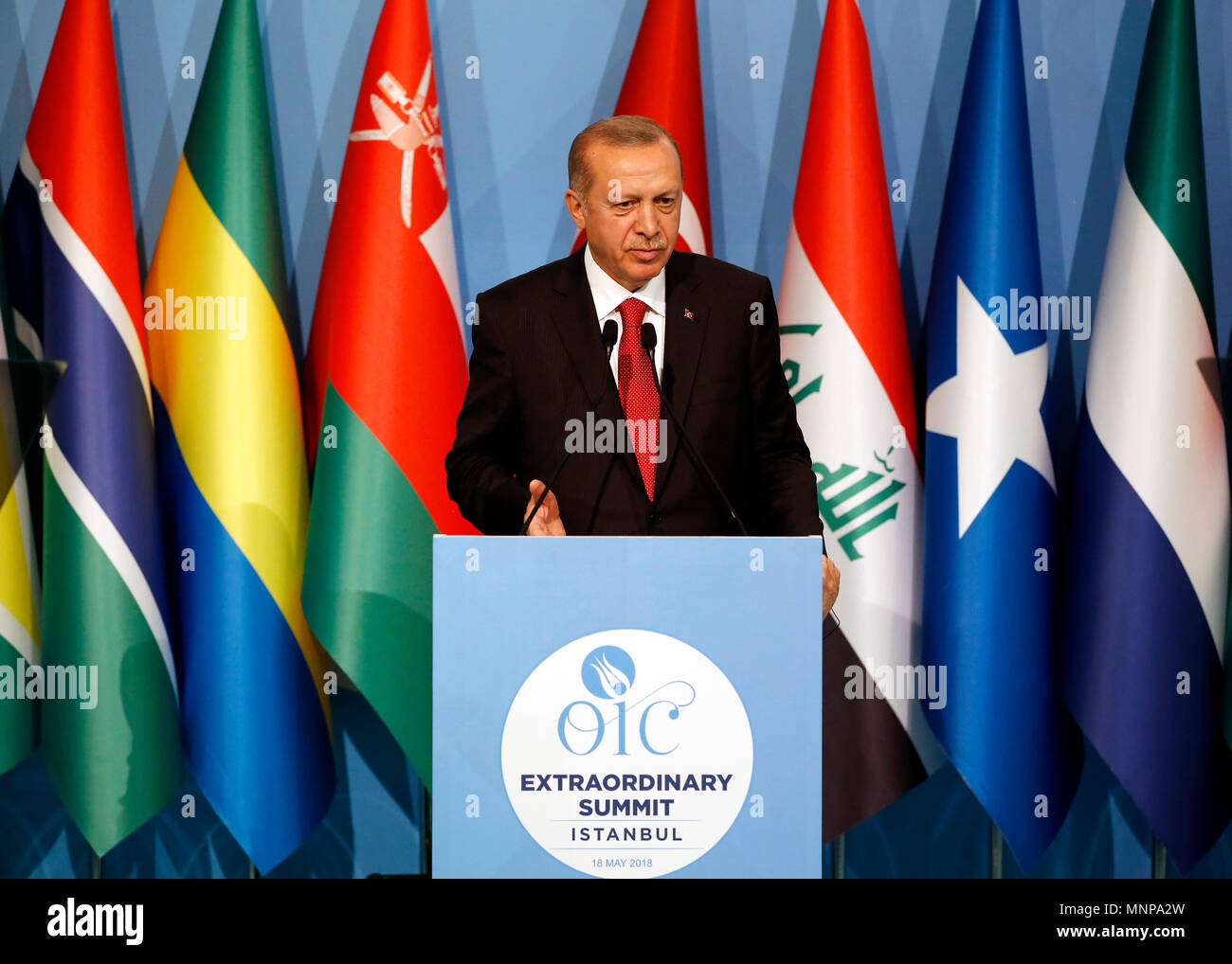 Istanbul, Türkei. 18 Mai, 2018. Türkischen Präsidenten Recep Tayyip Erdogan spricht bei einer Pressekonferenz während des außerordentlichen Gipfeltreffens der Organisation der Islamischen Zusammenarbeit (OIC) in Istanbul, Türkei, am 18. Mai 2018. Der 57-Mitgliedstaaten OIC am Freitag schwor auf, "alle notwendigen Schritte 'andere Länder von dem US-Beispiel ihrer Israel Botschaften in Jerusalem zu verhindern. Credit: Anadolu Agency/Xinhua/Alamy leben Nachrichten Stockfoto