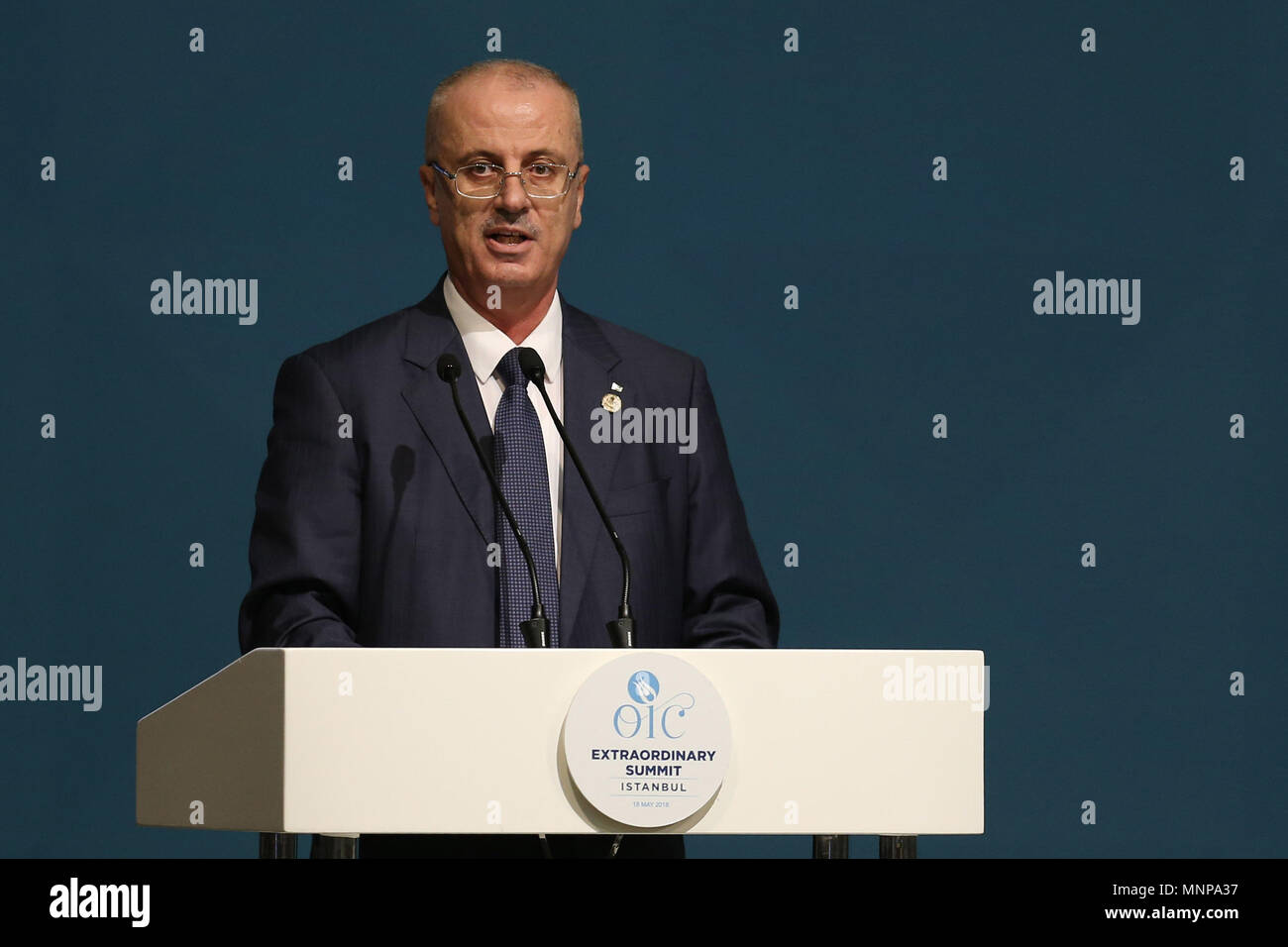 Istanbul, Türkei. 18 Mai, 2018. Dem palästinensischen Ministerpräsidenten Rami Hamdallah Rede auf einer außerordentlichen Gipfeltreffens der Organisation der Islamischen Zusammenarbeit (OIC) in Istanbul, Türkei, am 18. Mai 2018. Der 57-Mitgliedstaaten OIC am Freitag schwor auf, "alle notwendigen Schritte 'andere Länder von dem US-Beispiel ihrer Israel Botschaften in Jerusalem zu verhindern. Credit: Anadolu Agency/Xinhua/Alamy leben Nachrichten Stockfoto