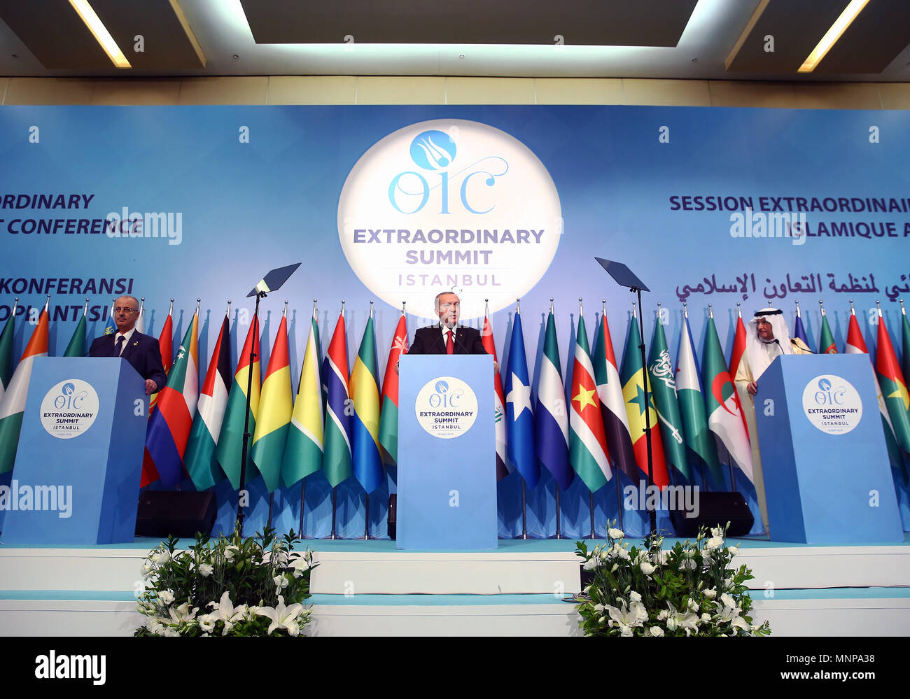 Istanbul, Türkei. 18 Mai, 2018. Dem palästinensischen Ministerpräsidenten Rami Hamdallah (L), türkischen Präsidenten Recep Tayyip Erdogan (C) und der Generalsekretär der Organisation der Islamischen Zusammenarbeit (OIC) Yousef bin Ahmed Al-Othaimeen einer Pressekonferenz während eines außerordentlichen Gipfel der OIC in Istanbul, Türkei, am 18. Mai 2018 teilnehmen. Der 57-Mitgliedstaaten OIC am Freitag schwor auf, "alle notwendigen Schritte 'andere Länder von dem US-Beispiel ihrer Israel Botschaften in Jerusalem zu verhindern. Credit: Anadolu Agency/Xinhua/Alamy leben Nachrichten Stockfoto
