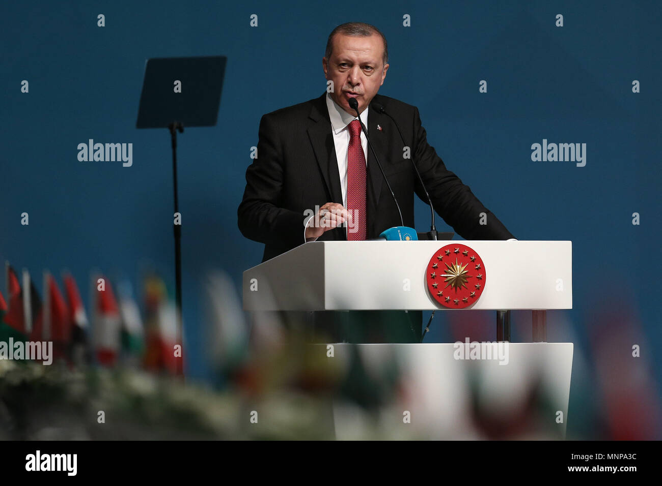 Istanbul, Türkei. 18 Mai, 2018. Türkischen Präsidenten Recep Tayyip Erdogan bei der Rede auf einer außerordentlichen Gipfeltreffens der Organisation der Islamischen Zusammenarbeit (OIC) in Istanbul, Türkei, am 18. Mai 2018. Der 57-Mitgliedstaaten OIC am Freitag schwor auf, "alle notwendigen Schritte 'andere Länder von dem US-Beispiel ihrer Israel Botschaften in Jerusalem zu verhindern. Credit: Anadolu Agency/Xinhua/Alamy leben Nachrichten Stockfoto