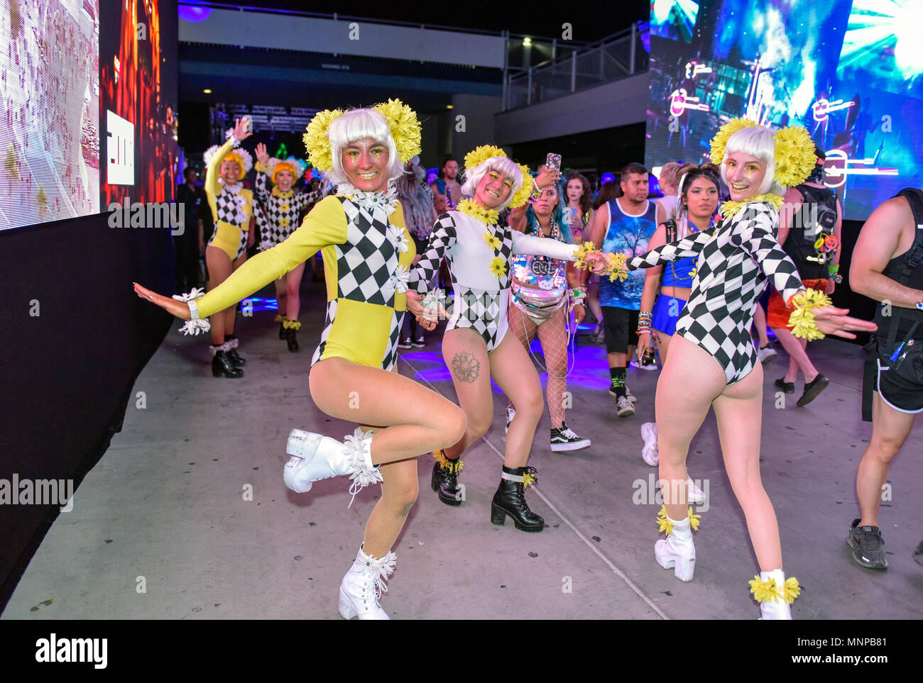 Las Vegas, Nevada, USA. 18. Mai 2018 - Die Darsteller der 'Black & White Flower Clowns' an der 2018 Daisy Carnival, edc Festival Tag 1. - Foto: Ken Howard/Alamy Stockfoto