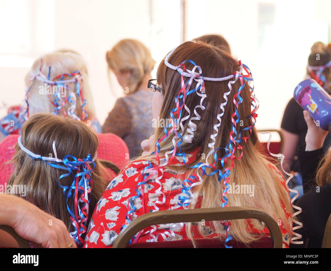 Queenborough, Kent, UK. 19. Mai 2018. Die Menschen sehen die königliche Hochzeit Zeremonie am Schloss in Queenborough. Credit: James Bell/Alamy leben Nachrichten Stockfoto
