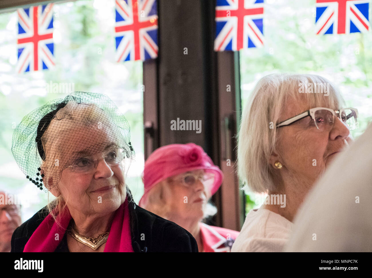 Hannover, Deutschland, 19. Mai 2018. Die Menschen sehen die Hochzeit von Prinz Harry und Meghan Markle's während einer Public Viewing in einem Restaurant. Die Hanover-British Gesellschaft hält ein eigenes public viewing der königlichen Hochzeit. Foto: Peter Steffen/dpa Quelle: dpa Picture alliance/Alamy leben Nachrichten Stockfoto