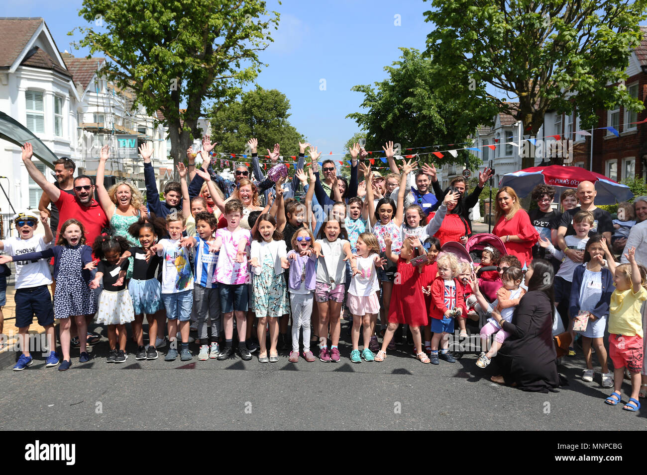 Brighton und Hove, East Sussex, UK. Die Bewohner von St Leanoards Straße in Brighton und Hove abgebildeten feiert die königliche Hochzeit Zeremonie von Meghan Markle und Prinz Harry auf dem Straßenfest. Samstag 19 Mai 2018 © Sam Stephenson/Alamy Leben Nachrichten. Stockfoto