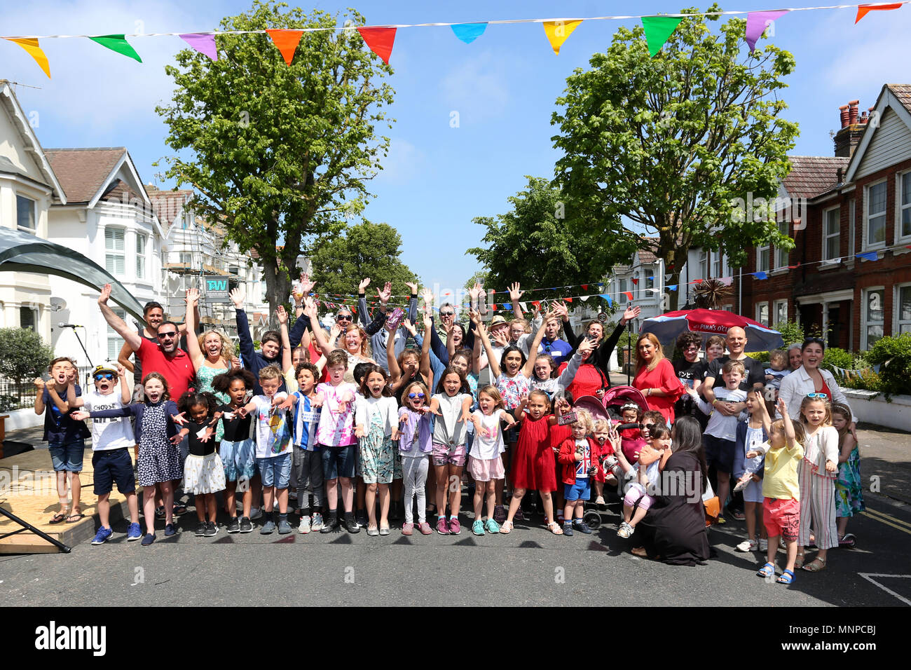 Brighton und Hove, East Sussex, UK. Die Bewohner von St Leanoards Straße in Brighton und Hove abgebildeten feiert die königliche Hochzeit Zeremonie von Meghan Markle und Prinz Harry auf dem Straßenfest. Samstag 19 Mai 2018 © Sam Stephenson/Alamy Leben Nachrichten. Stockfoto