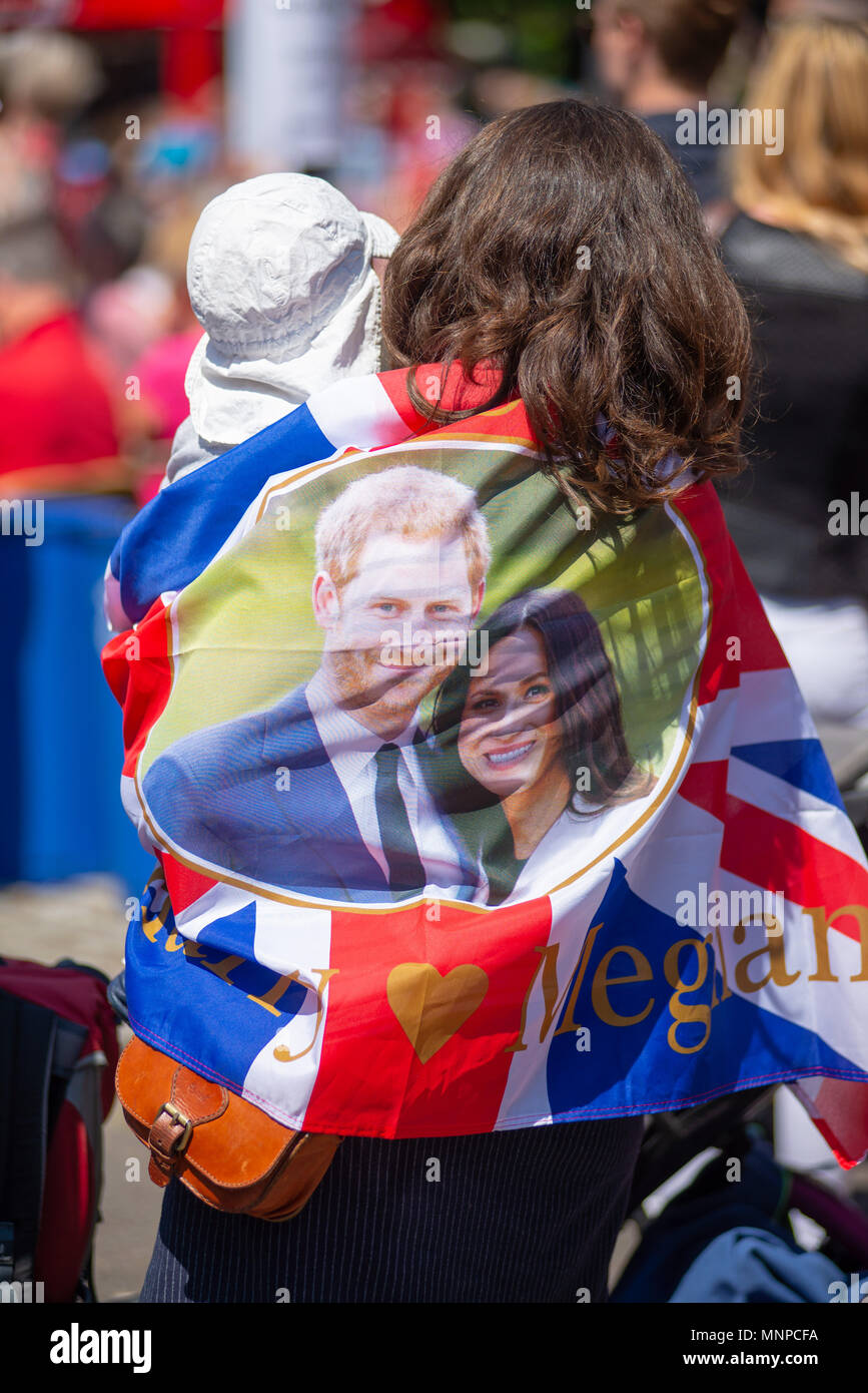 Frau, die bei einer öffentlichen Vorführung der königlichen Hochzeit von Prinz Harry und Meghan Markle in die Union-Jack-Flagge gehüllt wurde. Ringwood, Hampshire, England, Großbritannien, 19.. Mai 2018. Stockfoto