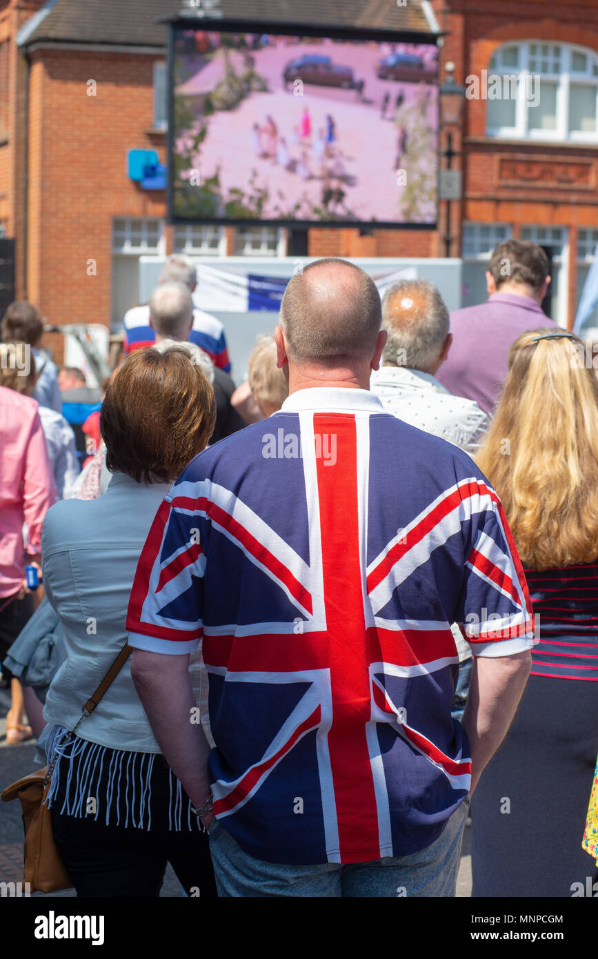 Mann mit Union Jack-Hemd bei einer öffentlichen Vorführung der königlichen Hochzeit von Prinz Harry und Meghan Markle. Ringwood, Hampshire, England, Großbritannien, 19.. Mai 2018. Stockfoto