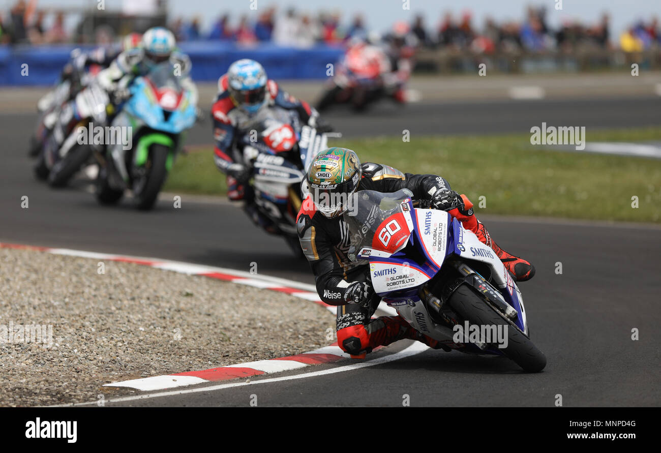 Portrush, Nordirland. 19 Mai, 2018. Internationale North West 200 Motorrad Rennen, Samstag Racing; Peter Hickman (Smiths Racing BMW) nimmt Platz 2 in der Superstock rennen Credit: Aktion plus Sport/Alamy leben Nachrichten Stockfoto