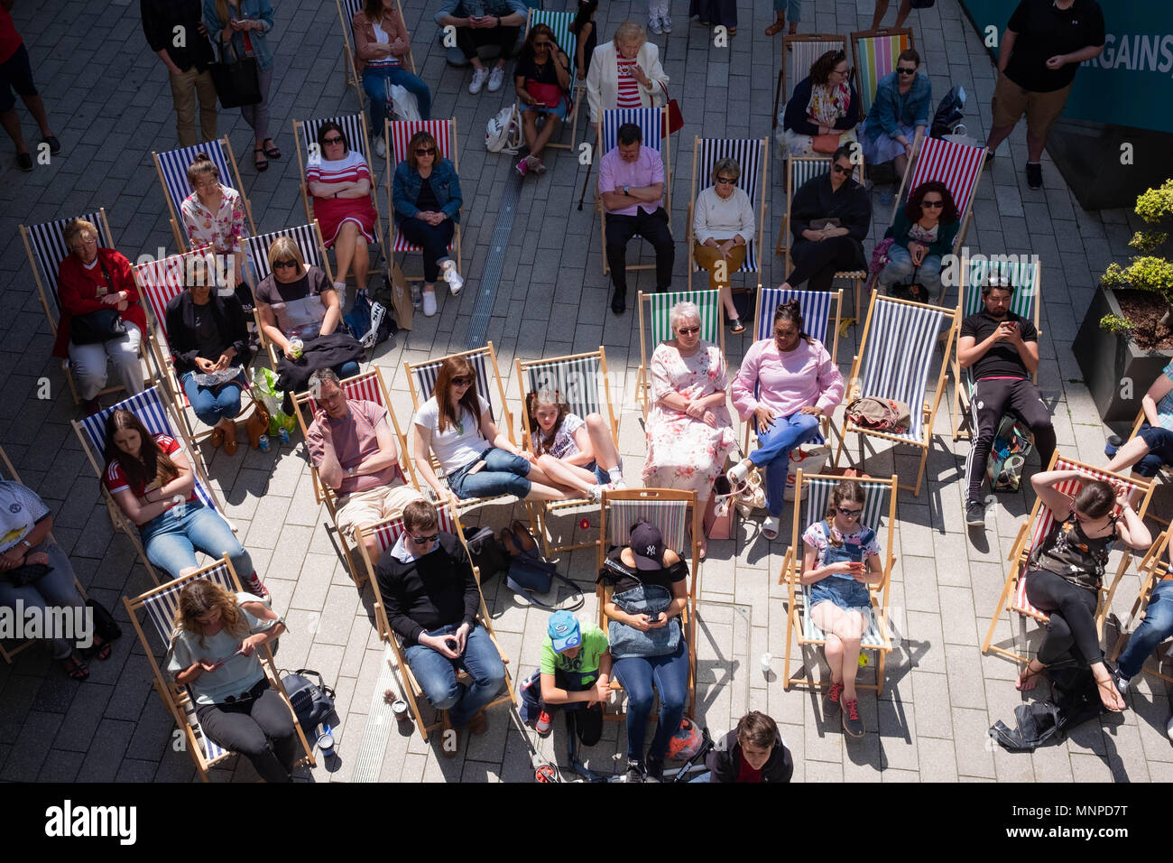 London, England, 19. Mai 2018. Eine Masse ist auf den Liegestühlen beobachten die königliche Hochzeit auf einem großen Bildschirm an der LDO in Wembley Park © Tim Ring/Alamy Leben Nachrichten sitzt Stockfoto