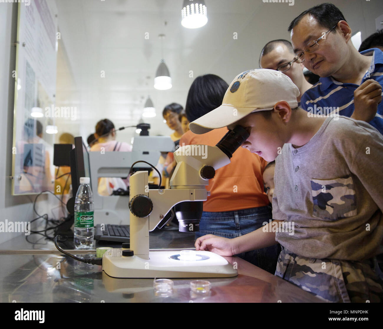 Peking, China. 19 Mai, 2018. Besucher die Teilnahme an einem Experiment an einem Labor des Instituts für Physik in der Chinesischen Akademie der Wissenschaften (CAS) in Peking, der Hauptstadt von China, 19. Mai 2018. Die 14 CAS "öffentlichen Wissenschaft" begann am Samstag. Credit: Jin Liwang/Xinhua/Alamy leben Nachrichten Stockfoto