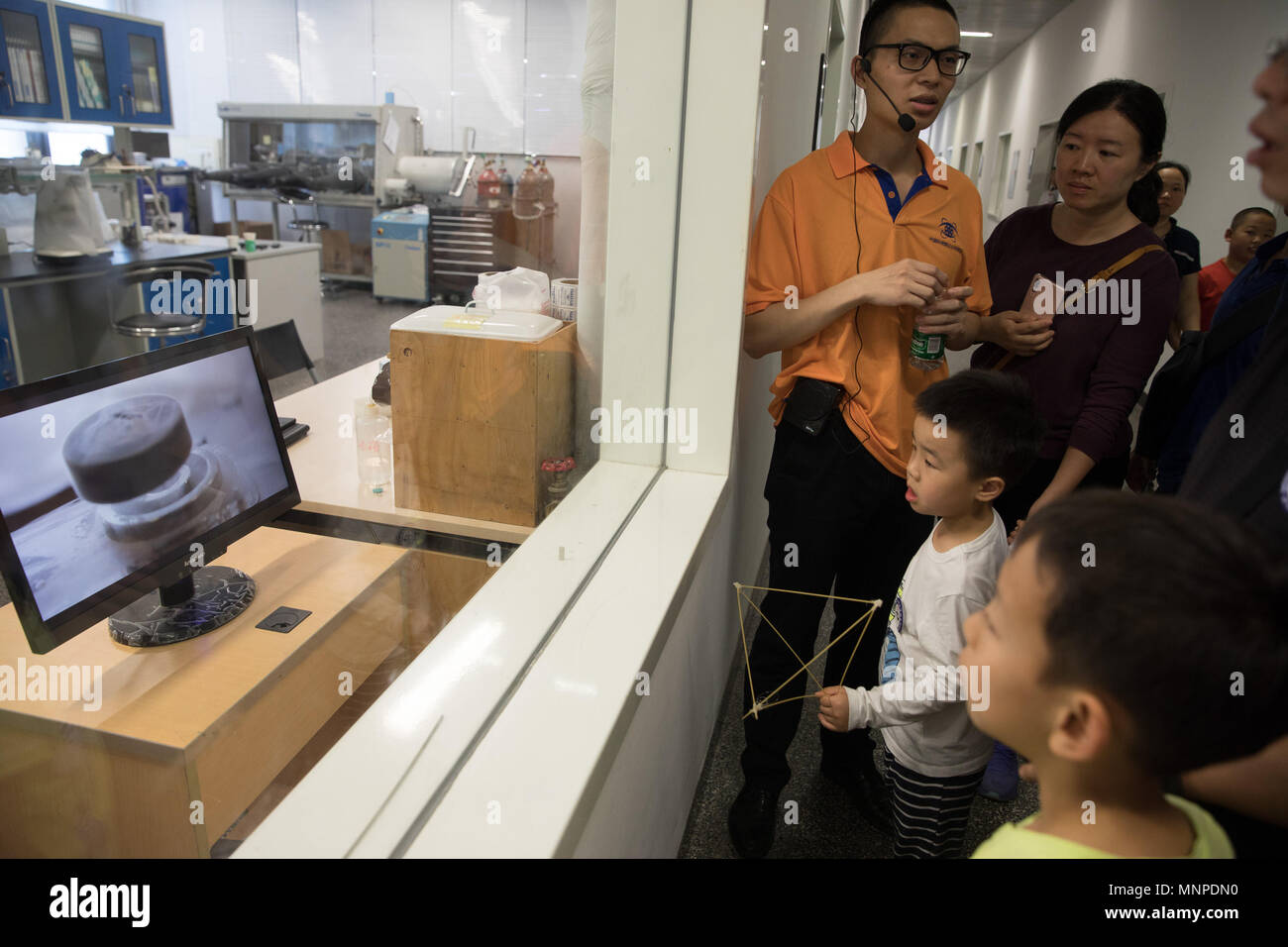 Peking, China. 19 Mai, 2018. Besucher Video auf supraleitung an einem Labor des Instituts für Physik in der Chinesischen Akademie der Wissenschaften (CAS) in Peking, der Hauptstadt von China, 19. Mai 2018. Die 14 CAS "öffentlichen Wissenschaft" begann am Samstag. Credit: Jin Liwang/Xinhua/Alamy leben Nachrichten Stockfoto