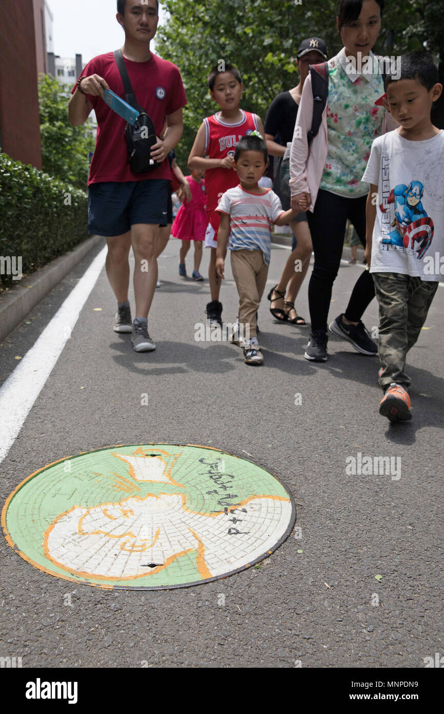 Peking, China. 19 Mai, 2018. Besucher sehen einen Deckel mit Gleichung am Institut für Physik in der Chinesischen Akademie der Wissenschaften (CAS) in Peking, der Hauptstadt von China, 19. Mai 2018 gestrichen. Die 14 CAS "öffentlichen Wissenschaft" begann am Samstag. Credit: Jin Liwang/Xinhua/Alamy leben Nachrichten Stockfoto