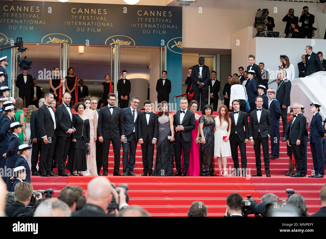 Cannes, Frankreich, 18. Mai 2018. (L-R), türkische Hersteller Zeynep Atakan, türkisch-zyprischen Schauspielerin Hazar Erguclu, türkische Schauspieler Aydin Dogu Demirkol, türkischen Regisseurs Nuri Bilge Ceylan, sein Sohn Ayaz Ceylan, Frau türkische Schauspielerin Ebru Ceylan, Murat, türkischer Schauspielerin Bennu Cemcir Yildirimlar und Türkische Schauspielerin Ozay Fecht, Schauspielerin Asena Keskinci, Schauspieler Ahmet Rifat Sungar und Schauspieler Oner Erkan besuchen das Screening von "Die wilden Birnbaum (ahlat Agaci)' während der 71st jährlichen Filmfestspiele von Cannes im Palais des Festivals am 18. Mai 2018 in Cannes, Frankreich Quelle: Norbert Scanella/Alamy leben Nachrichten Stockfoto
