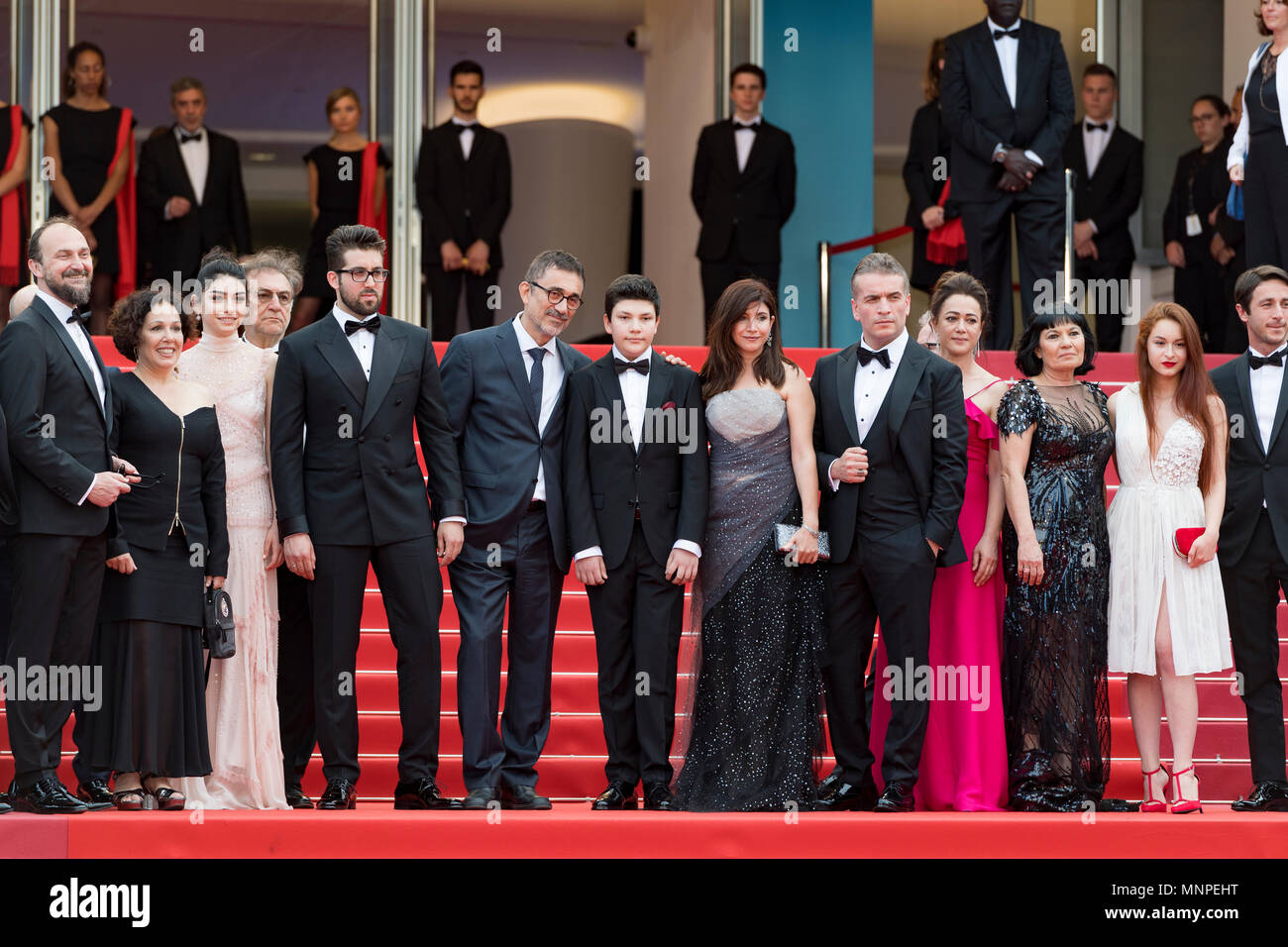 Cannes, Frankreich, 18. Mai 2018. (L - R) türkische Hersteller Zeynep Atakan, türkisch-zyprischen Schauspielerin Hazar Erguclu, türkische Schauspieler Aydin Dogu Demirkol, türkischen Regisseurs Nuri Bilge Ceylan, sein Sohn Ayaz Ceylan, Frau türkische Schauspielerin Ebru Ceylan, Murat, türkischer Schauspielerin Bennu Cemcir Yildirimlar und Türkische Schauspielerin Ozay Fecht, Schauspielerin Asena Keskinci, Schauspieler Ahmet Rifat Sungar und Schauspieler Oner Erkan das Screening von "Die wilden Birnbaum (ahlat Agaci)' während der 71st jährlichen Filmfestspiele von Cannes im Palais des Festivals am 18. Mai 2018 teilnehmen, in Cannes, Frankreich Quelle: Norbert Scanella/Alamy leben Nachrichten Stockfoto