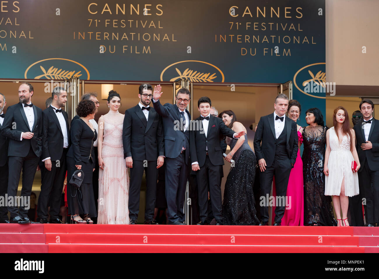 Cannes, Frankreich, 18. Mai 2018. (L-R), türkische Hersteller Zeynep Atakan, türkisch-zyprischen Schauspielerin Hazar Erguclu, türkische Schauspieler Aydin Dogu Demirkol, türkischen Regisseurs Nuri Bilge Ceylan, sein Sohn Ayaz Ceylan, Frau türkische Schauspielerin Ebru Ceylan, Murat, türkischer Schauspielerin Bennu Cemcir Yildirimlar und Türkische Schauspielerin Ozay Fecht, Schauspielerin Asena Keskinci, Schauspieler Ahmet Rifat Sungar und Schauspieler Oner Erkan besuchen das Screening von "Die wilden Birnbaum (ahlat Agaci)' während der 71st jährlichen Filmfestspiele von Cannes im Palais des Festivals am 18. Mai 2018 in Cannes, Frankreich Quelle: Norbert Scanella/Alamy leben Nachrichten Stockfoto