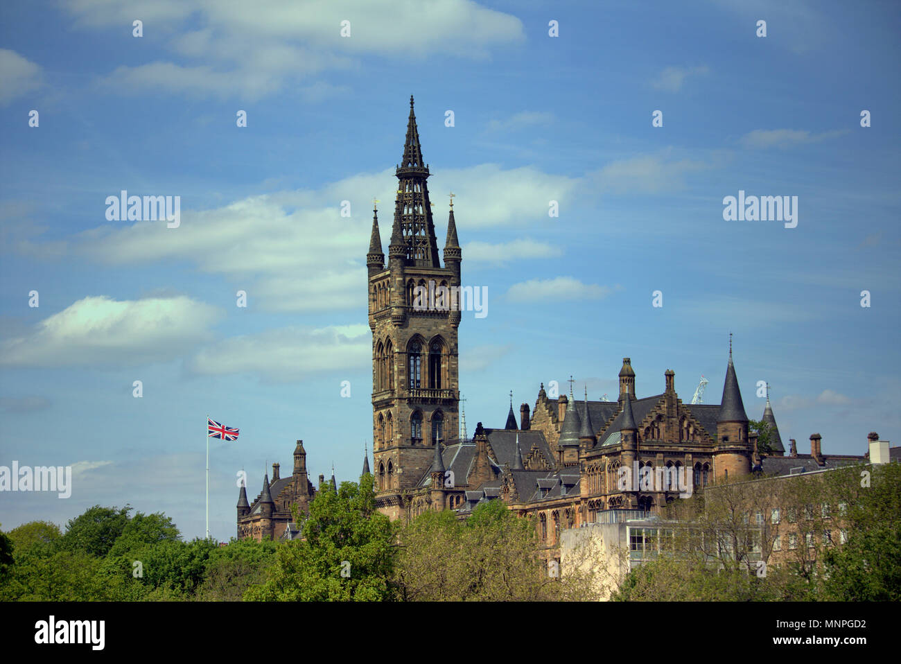 Glasgow, Schottland, Großbritannien, 19. Mai.de Wetter: Universität Glasgow fliegen die Union Flag in der Feier von der königlichen Hochzeit ungewöhnlich für einen nationalistischen Stadt Kelvingrove Park. Gerard Fähre / alamy Nachrichten Stockfoto
