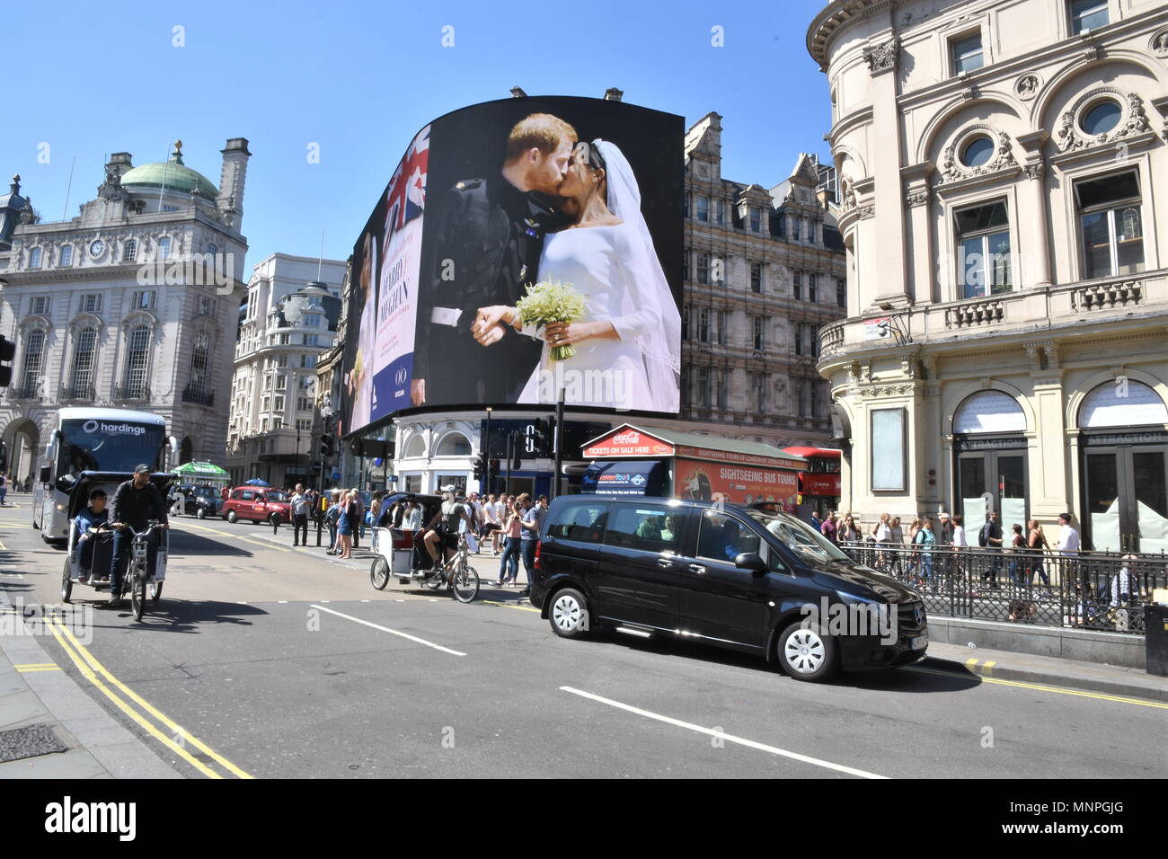 London, UK, 19. Mai 2018. Ein Bild von Prinz Harry und Meghan Markle Hochzeit in Windsor an der elektronischen Billboards in Piccadilly Circus, London.UK Credit angezeigt: michael Melia/Alamy leben Nachrichten Stockfoto
