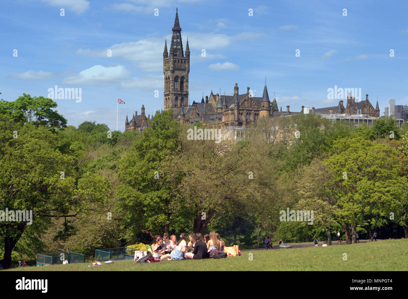 Glasgow, Schottland, Großbritannien, 19. Mai.de Wetter: Universität Glasgow fliegen die Union Flag in der Feier von der königlichen Hochzeit ungewöhnlich für einen nationalistischen Stadt Kelvingrove Park. Gerard Fähre / alamy Nachrichten Stockfoto